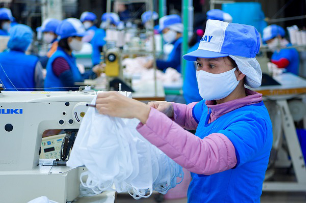 Vietnamese businesses are able to produce more than 200 million face masks monthly  (Photo: Vinatex).