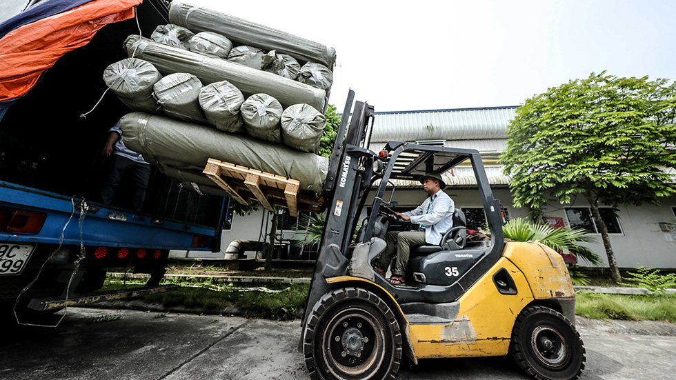 Material material boxes imported from France are loaded and unloaded into the warehouse of Hung Ha veston factory - May 10